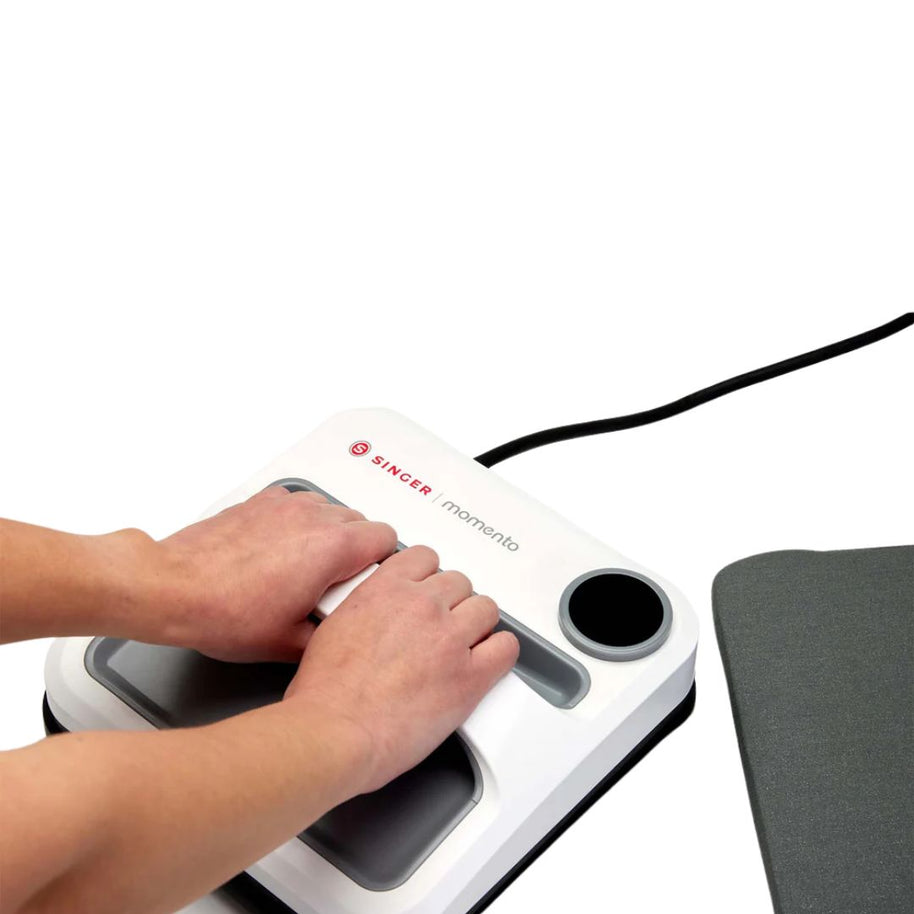 SINGER® MOMENTO™ Pressa quadrata 23x23 cm. comoda impugnatura