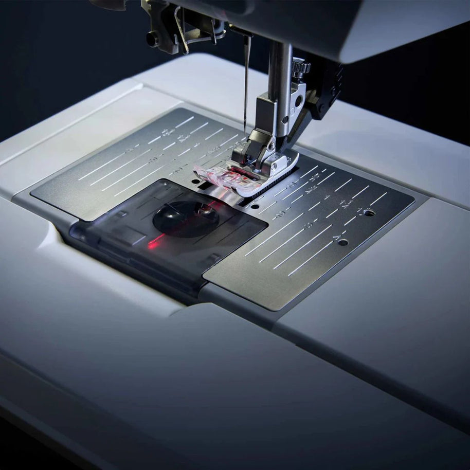 Macchina da cucire e ricamare Husqvarna Viking Designer Topaz 65 puntatore laser