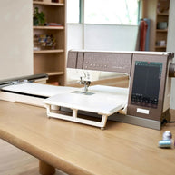 Pfaff Creative Icon 3 Macchina per Cucire e Ricamare con Intelligenza Artificiale in craft room