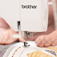 Macchina da cucire elettronica Brother Inventio NV1150 al lavoro