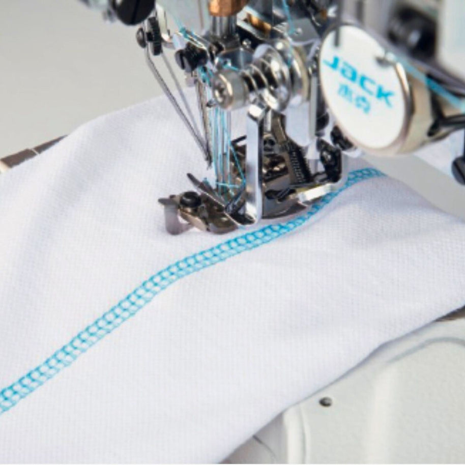 Jack W5E-UT Macchina Punto Copertura Industriale a 3 Aghi con Rasafilo e Alzapiedino dettaglio cucitura