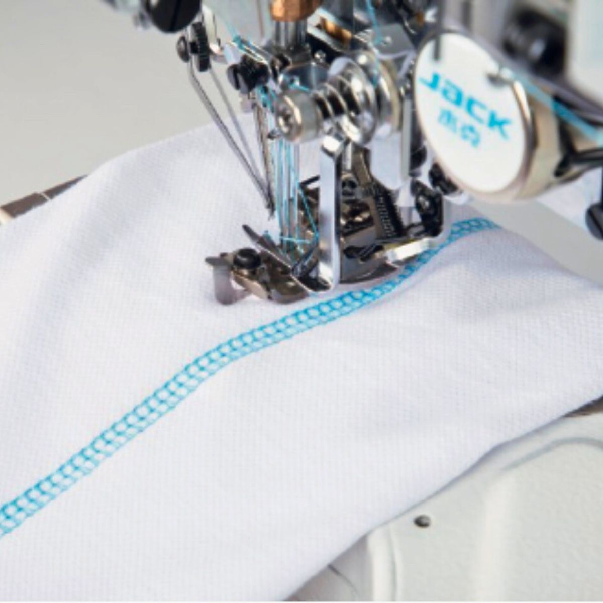 Jack W5E-UT Macchina Punto Copertura Industriale a 3 Aghi con Rasafilo e Alzapiedino dettaglio cucitura