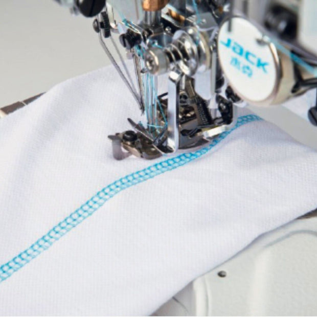 Jack W5E-UT Macchina Punto Copertura Industriale a 3 Aghi con Rasafilo e Alzapiedino dettaglio cucitura