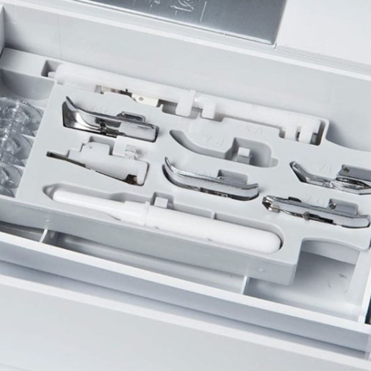 Macchina da cucire Brother Inventio NV1850Q accessori
