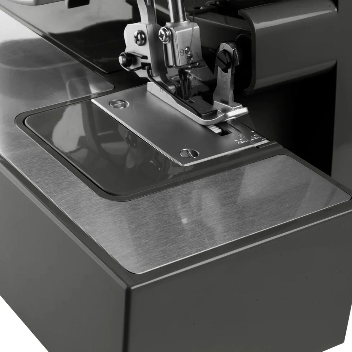 Singer Tagliacuci Heavy Duty HD0405S dettaglio placca ago