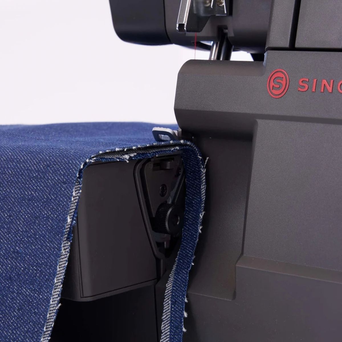 Singer Tagliacuci Heavy Duty HD0460 dettagio cucitura su jeans