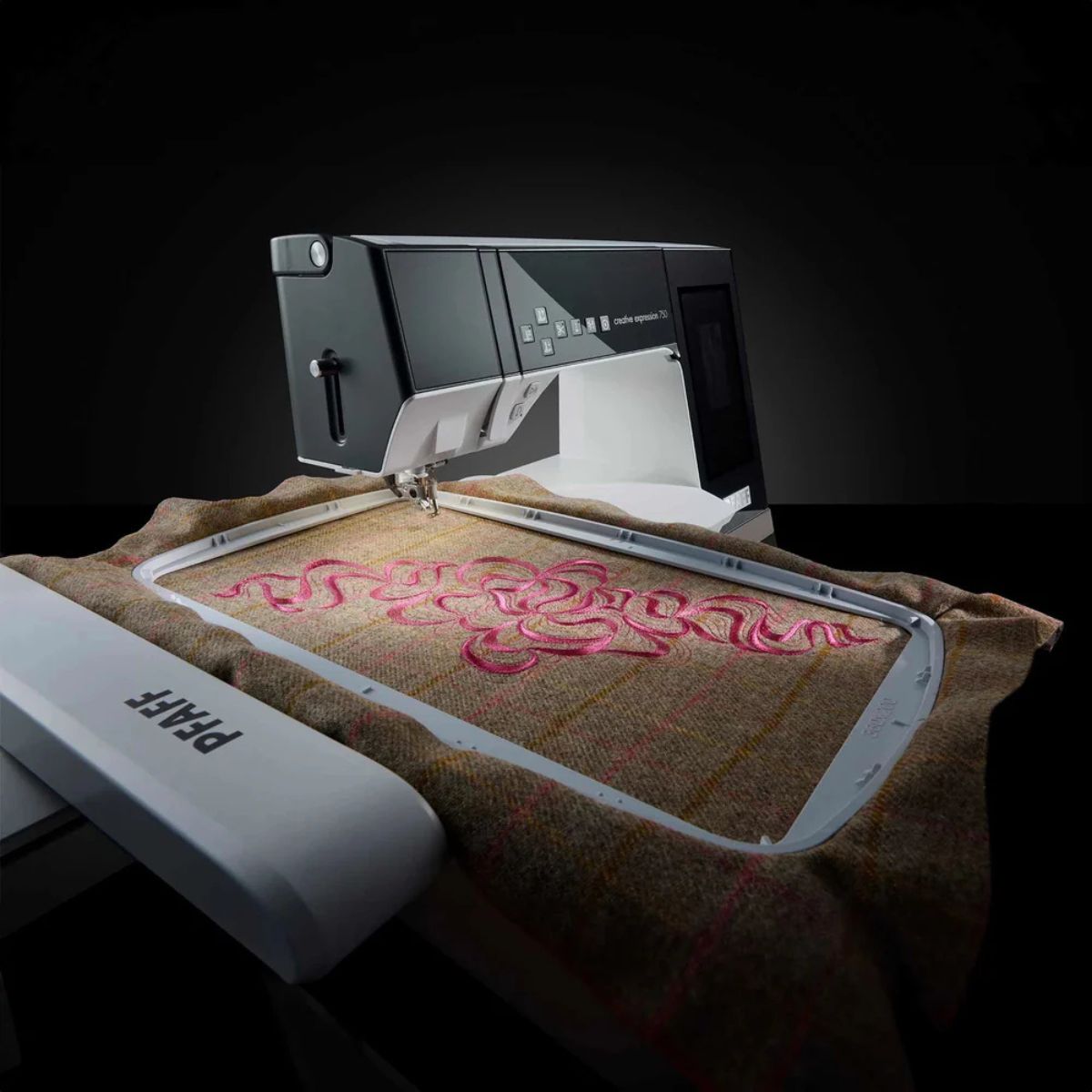 Macchina da cucire e ricamare Pfaff Creative Expression 750 con Telaio 350 x 360 mm