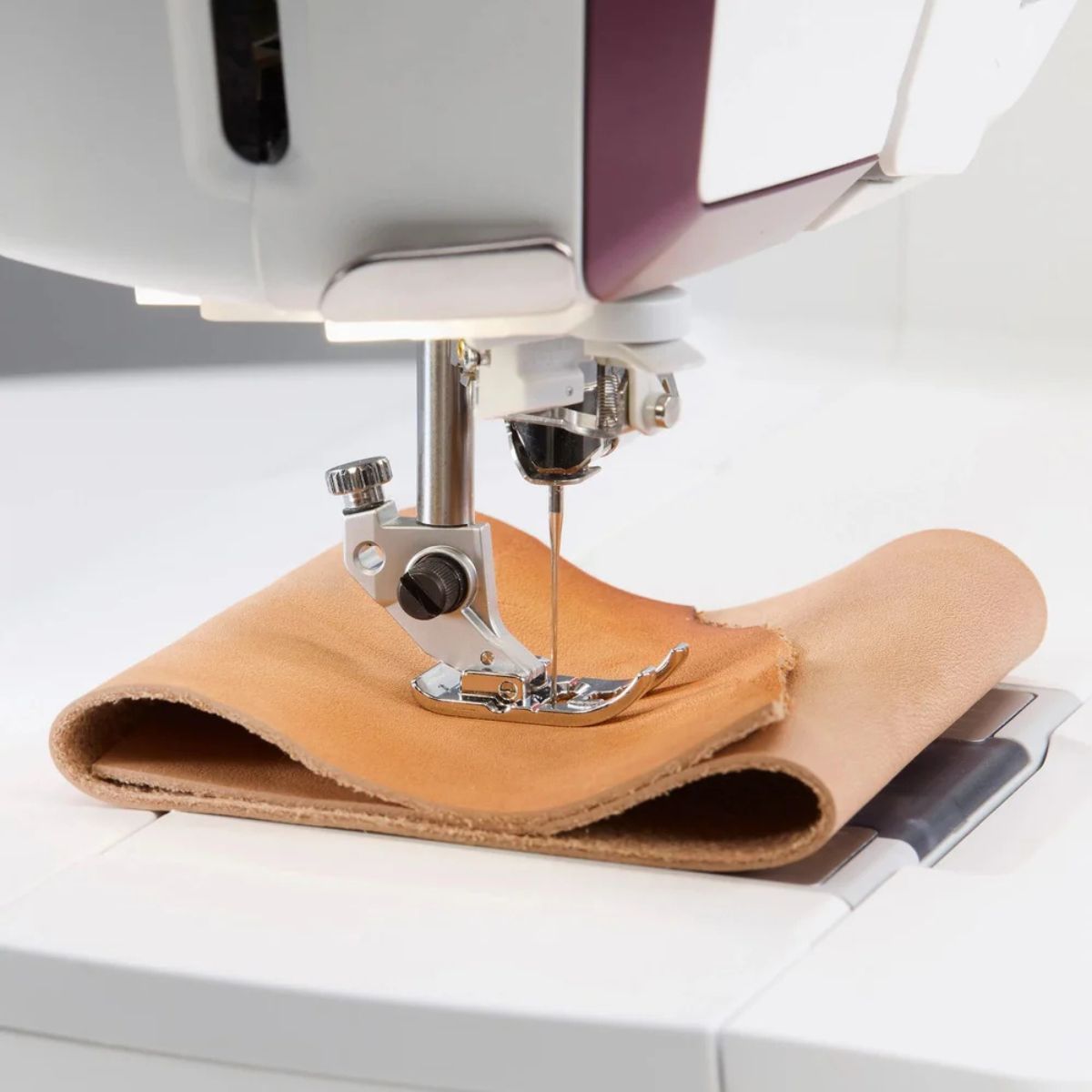 Macchina da cucire e ricamare Husqvarna Viking Designer Topaz 65 cucitura su pelle