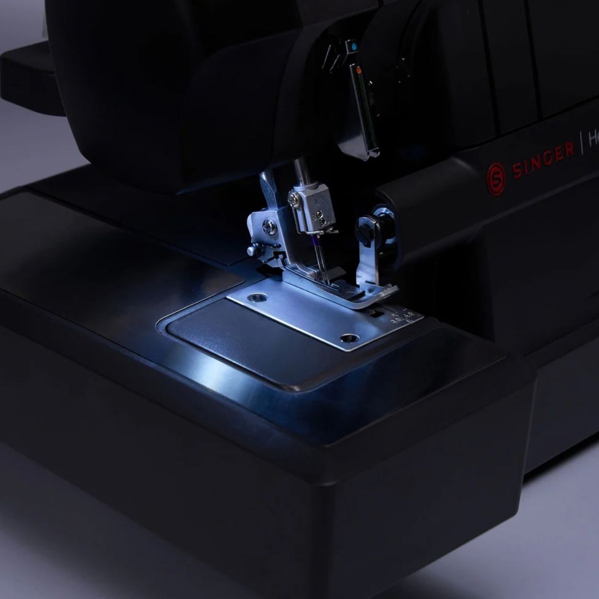 Singer Tagliacuci Heavy Duty HD0460 dettaglio luce led