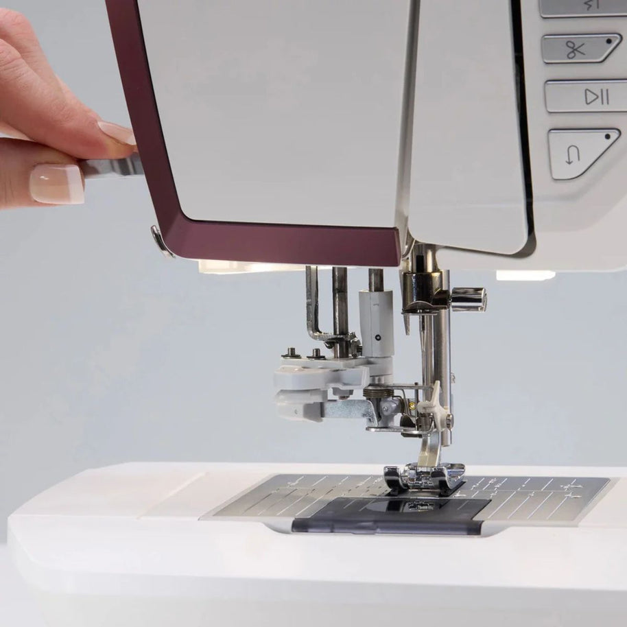 Macchina da cucire e ricamare Husqvarna Viking Designer Topaz 65 infila ago automatico