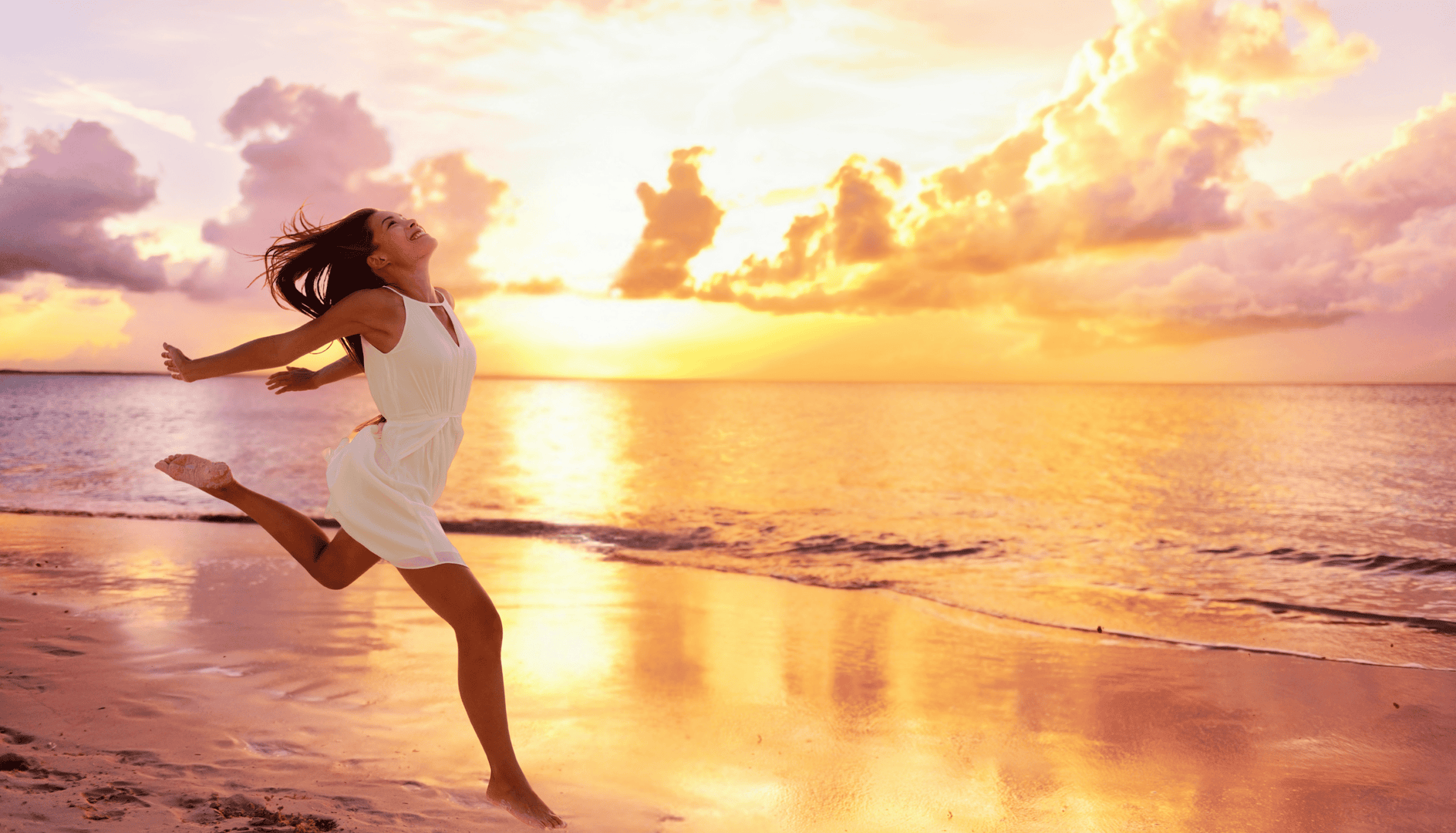 Banner homepage di Jolicì con ragazza che corre al mare al tramonto. promozione agosto 2025 pagamento posticipato a 3 mesi e sconto del 10%