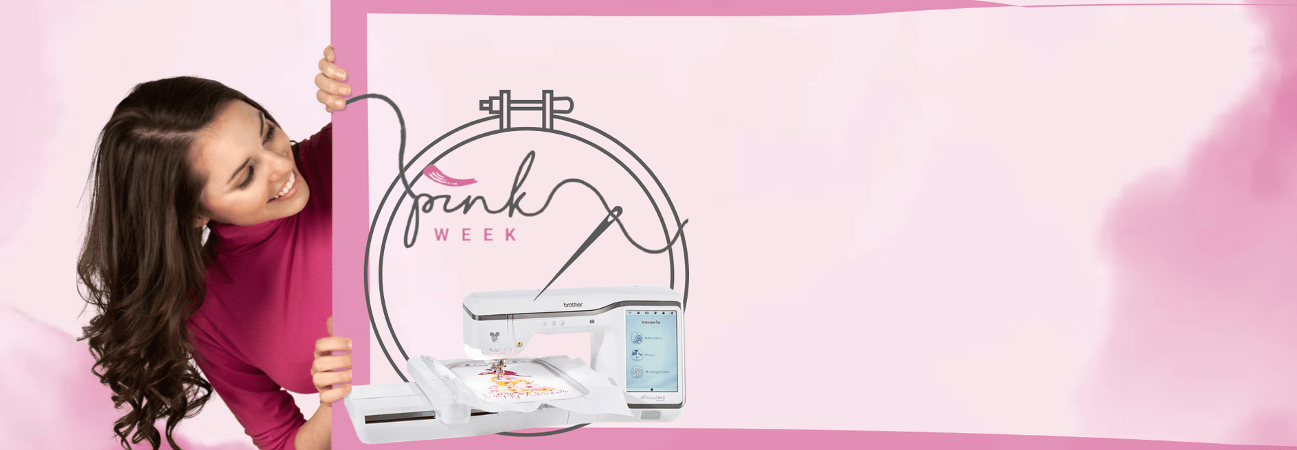 Ragazza dai lunghi capelli castani che osserva la scritta della promozione black friday, pink week.