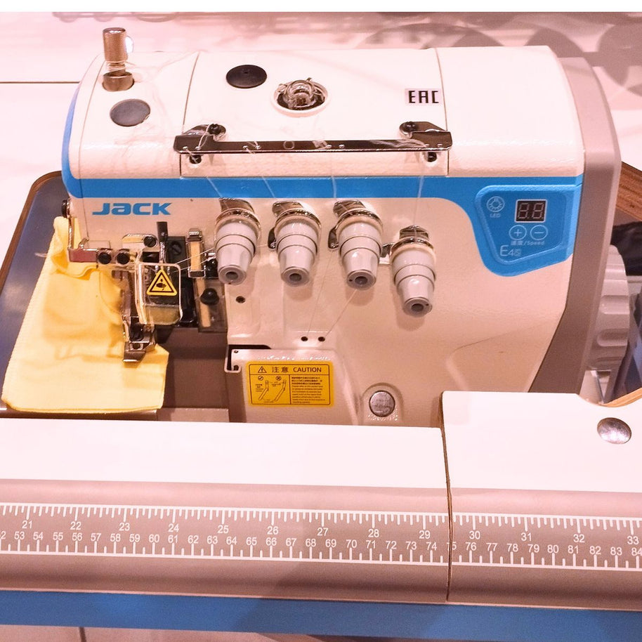 Jack E4S Macchina Tagliacuci Professionale 4 Fili con Tavola Sommersa vista dall'alto