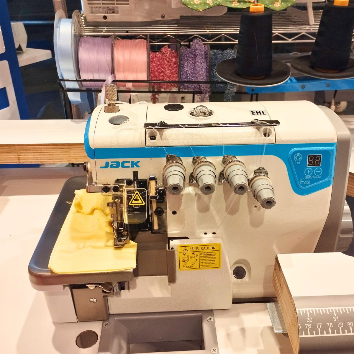 Jack E4S Macchina Tagliacuci Professionale 4 Fili con Tavola Sommersa vista frontale