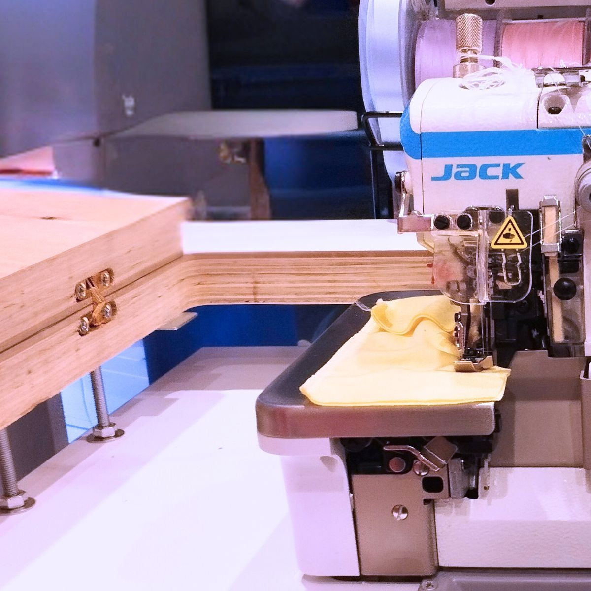 Jack E4S Macchina Tagliacuci Professionale 4 Fili con Tavola Sommersa tavolo aperto