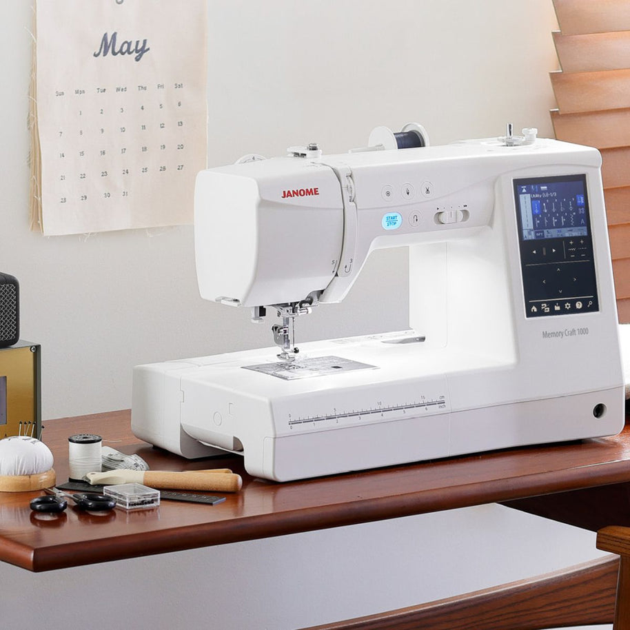 Macchina per cucire e ricamare Janome Memory Craft MC1000 in craft room