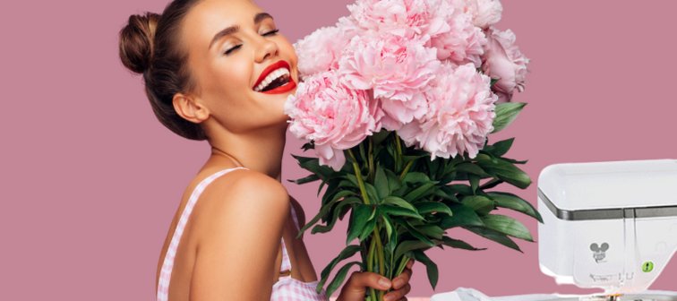 Donna che sorride abbracciando un mazzo di fiori