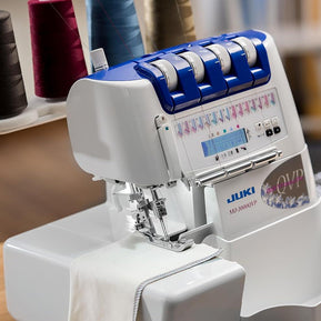 JUKI MO-2000QVP AIR – Tagliacuci Elettronica con Infilatura Automatica ad Aria