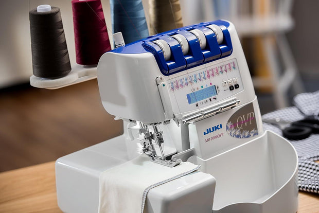 JUKI MO-2000QVP AIR – Tagliacuci Elettronica con Infilatura Automatica ad Aria