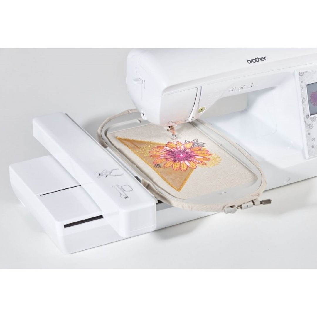 Brother Innovis NV880E Macchina Ricamatrice con 5 Anni di Garanzia.